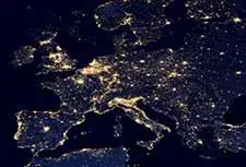 Photo de la Terre de nuit vue du ciel